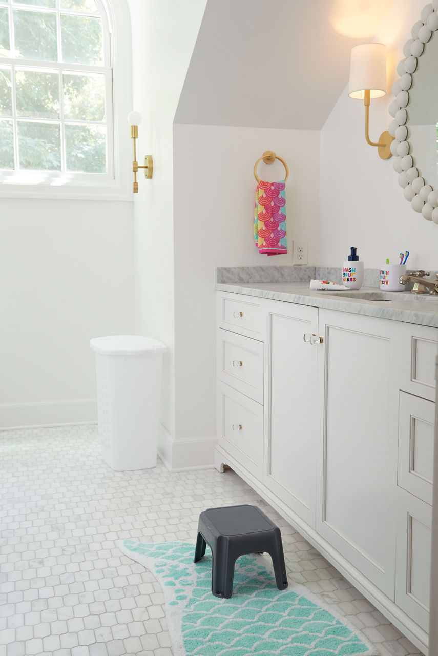 Small Plastic Step Stool - US 7493